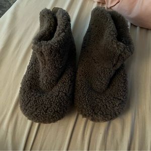 UGG SLIPPERS